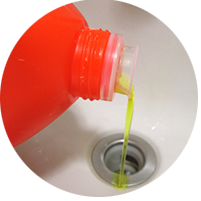 排水口に流す洗剤の写真