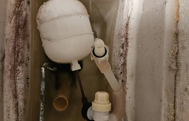 愛荘町愛知川のオーバーフロー管からのトイレ水漏れ施工事例写真