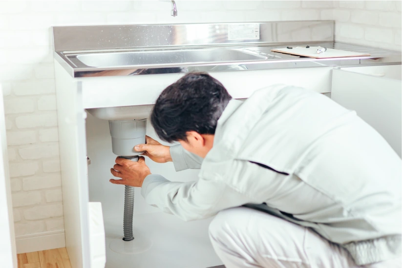 作業する修理スタッフ