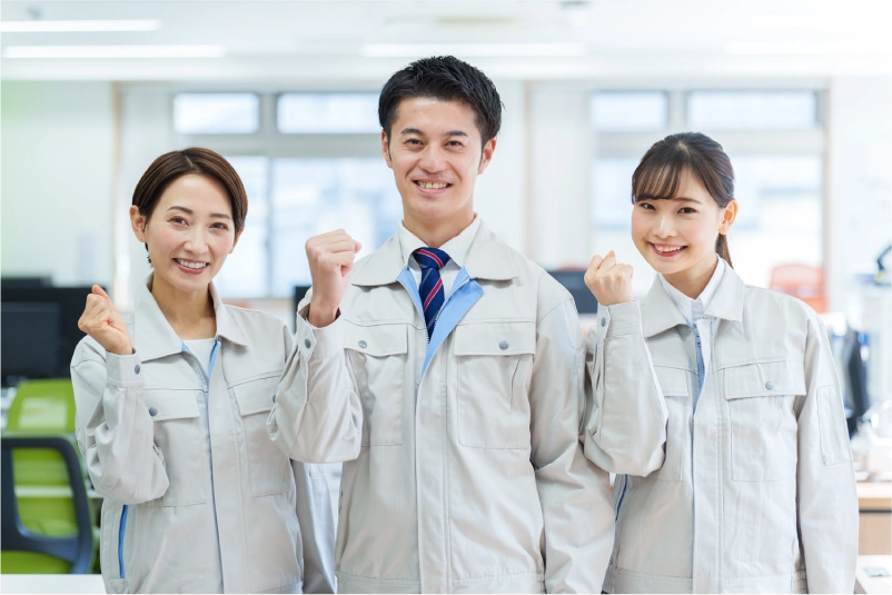 ガッツポーズする3人の修理スタッフ