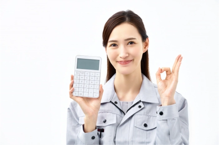 金額を提示する修理スタッフ
